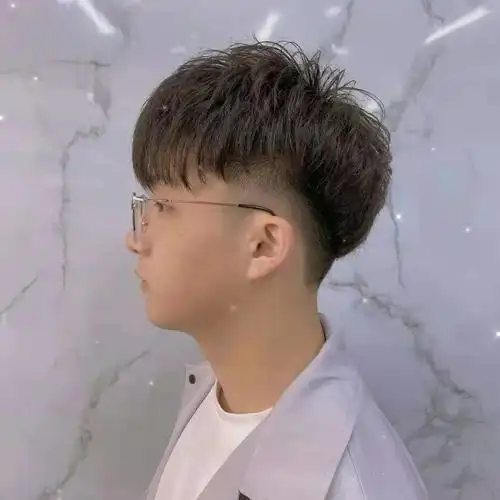 两边剃光中间留长的发型,有人叫三面光,有人叫铲青,有啥区别?