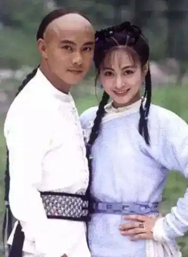 现在,叶茂青娶了赵薇的好朋友成艳娴,而李婷宜则是在台湾当了一个综艺