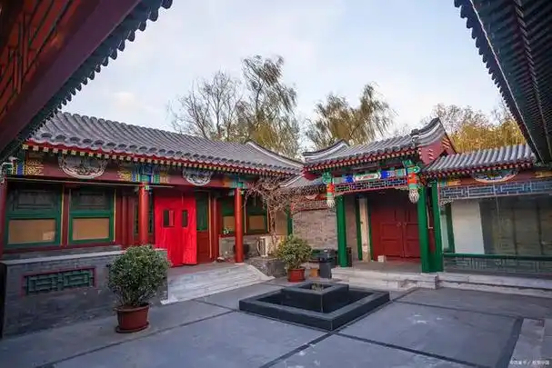 四合院是北京特有的传统民居建筑,在中国的传统建筑中,以北京四合院最