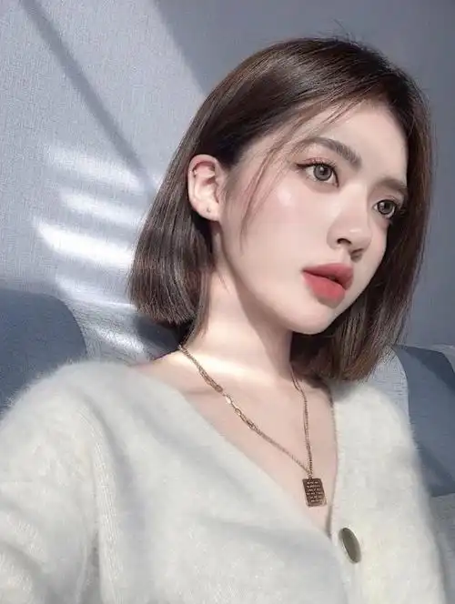 2022中短发发型推荐1:及肩锁骨短发