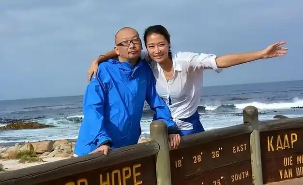 很多艺人好友在采访时都纷纷讲述着梁静对老公多么的贴心,还有艺人