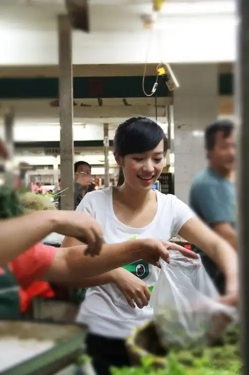在菜市场遇见一位美女摊主,不由自主的上前买了点菜