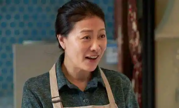 她是张嘉译的前妻,患病后遭男子分手,如今56岁靠女儿跑龙套养她_岳红