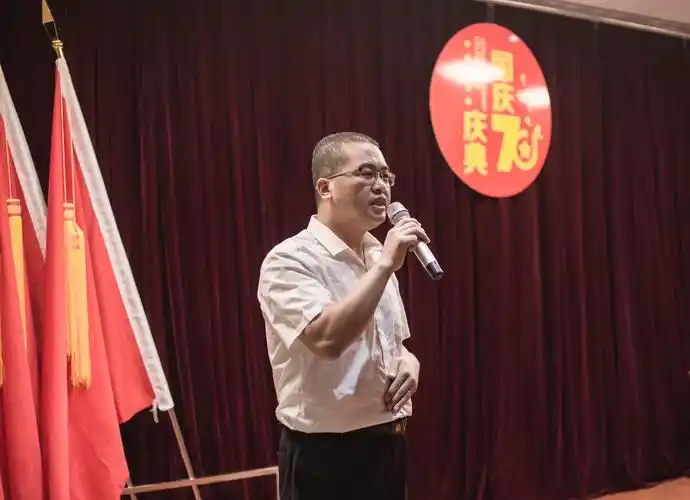 我们的金牌男主持樊泽峰,风趣幽默,声音磁性,感召力强!