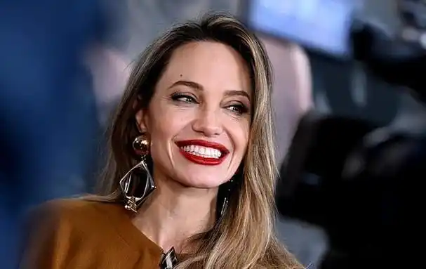 15岁薇薇安长开了穿蓝色连体衣脸蛋白皙精致五官超像妈妈朱莉