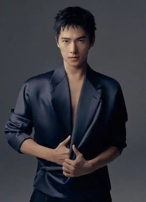 近日,杨洋时装男士四五月合刊封面公开,此次出现在杂志上的杨洋,身着