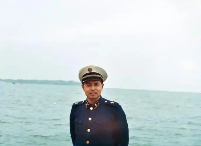 1985年5月1日,在干部战士穿戴74式军装11年后,又换成85式海军服.