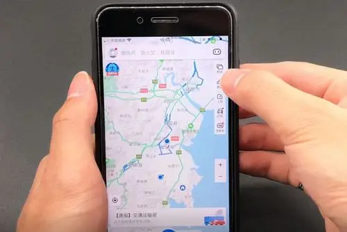 不管是什么牌子的手机,先打开手机地图软件,在首页点击右上角的图层