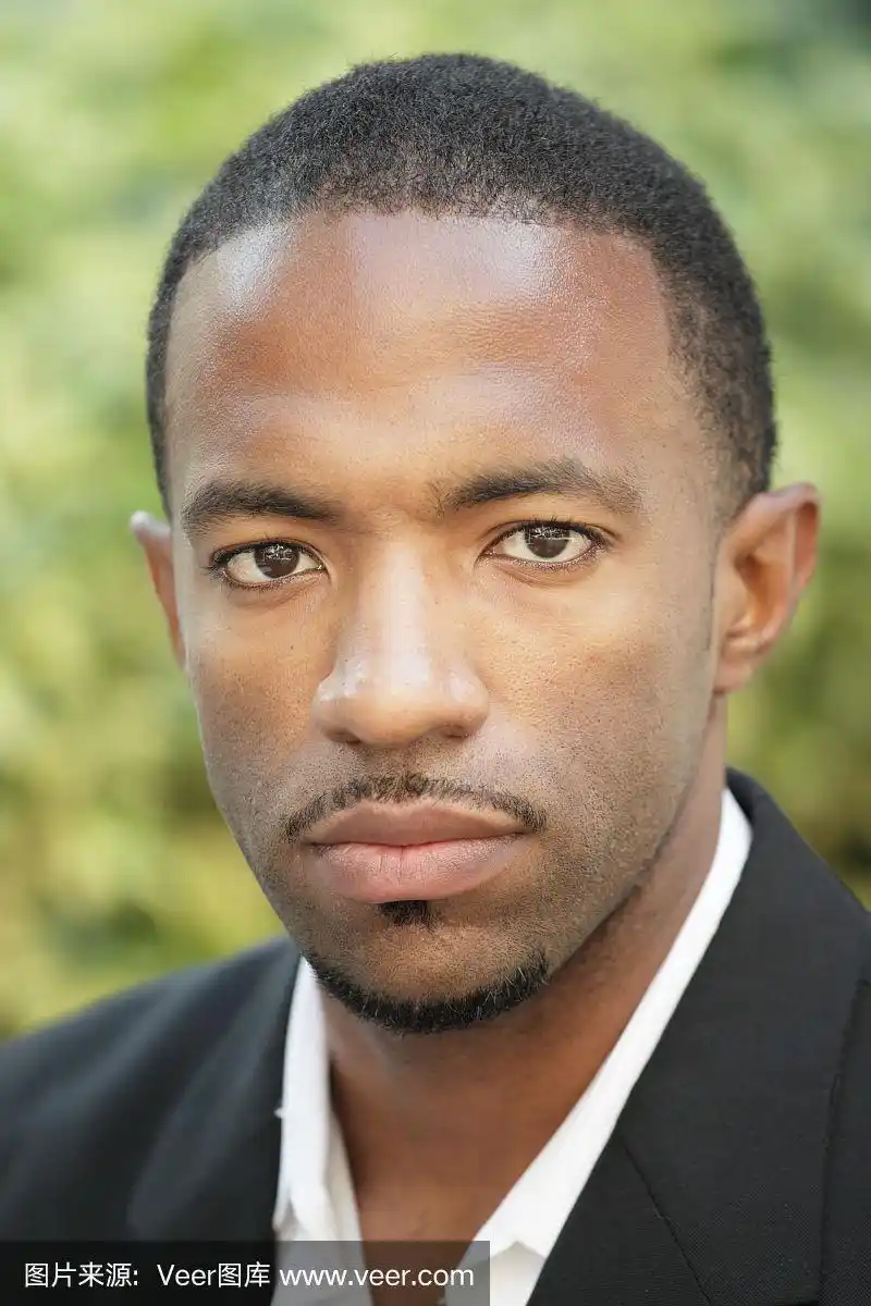一个英俊的黑人商人的大头照
