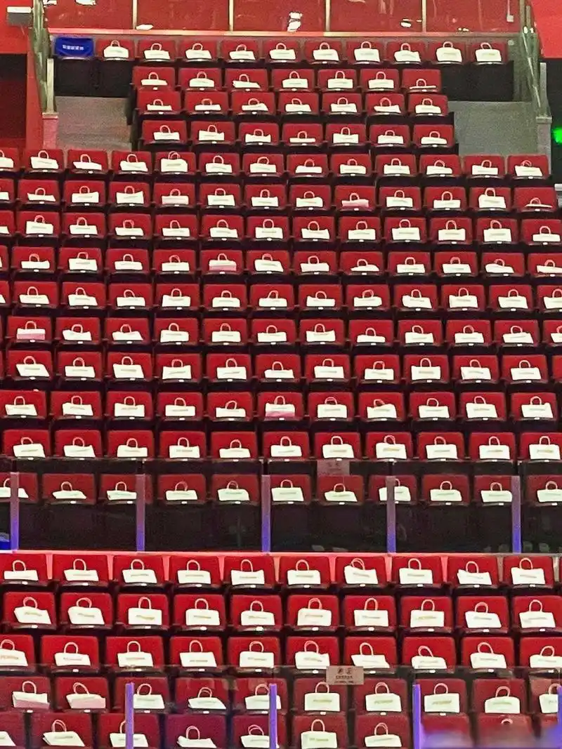 粉丝们真的好有爱啊#鹿晗粉丝特种兵式摆放应援袋