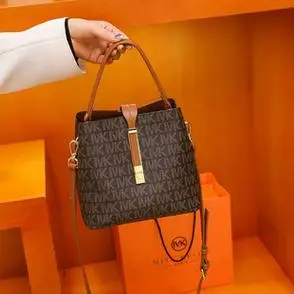 包包女斜挎包单肩水桶包大容量2021新款mk百搭复古真皮女士手提包