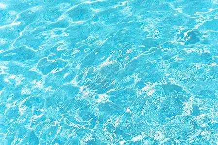 蓝色和明亮的波纹水和游泳池表面水池中的抽象背图片素材