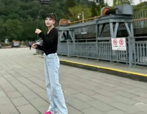 中超颜骏凌前妻晒近照!颜值在线身材高挑,26岁离婚后创业当老板