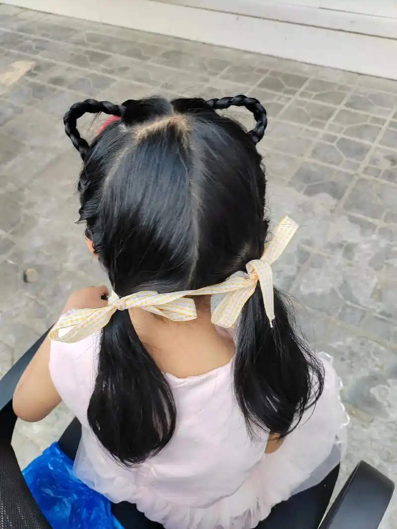 小辫小辫扎起来 #小女孩怎样扎头发好看又简单 谢谢隔壁巧手 - 抖音