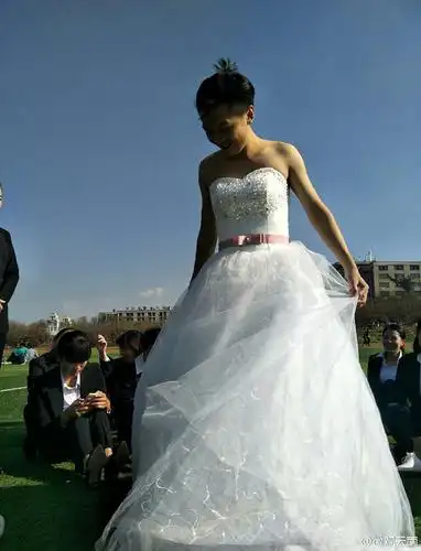 组图:全班仅有1名男生,他穿着婚纱"嫁"了