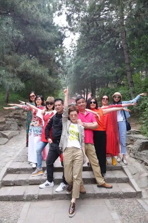 酷酷的九人集合照,感谢我们的领队小帅哥邓敏,一个领头人的气场,带给