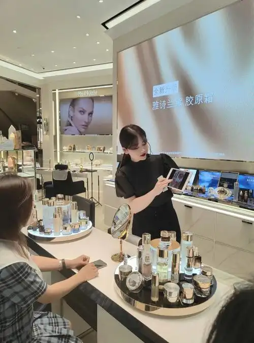 雅诗兰黛素人改造活动