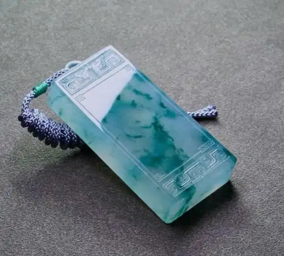 很不错的已经降到四位数了呢就像下面的这块飘花仿古无事牌简直是暴跌