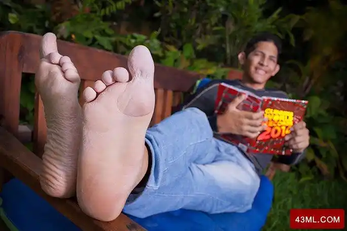 认识一下拥有世界上最大脚掌的男子jeison通过faceboo