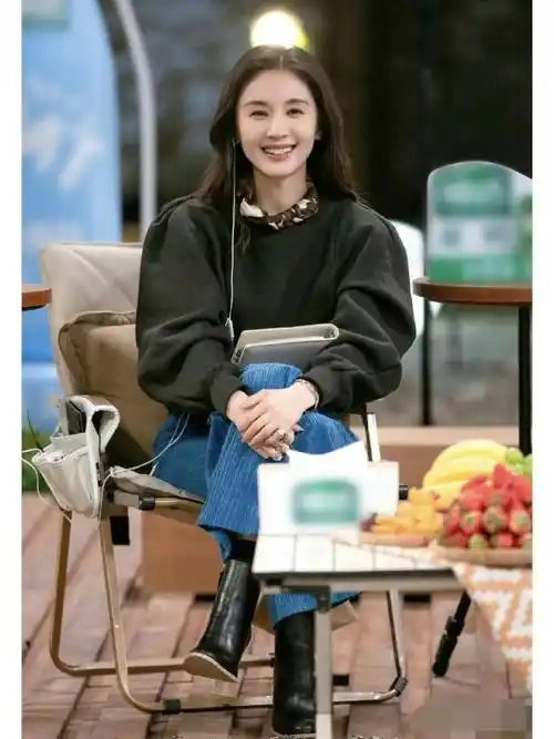 34岁王子文分手后的魔法穿搭,原来卫衣这么穿,也很时髦洋气