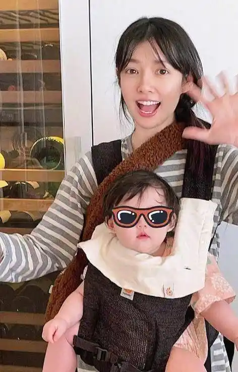 向佐晒全家福,郭碧婷素颜抱娃看着好疲惫,女儿正面照太可爱_cora_截图