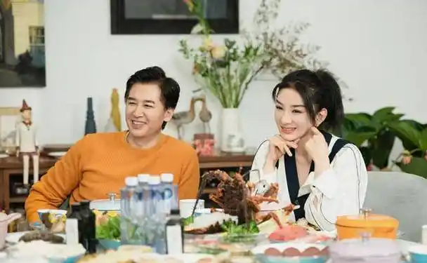 面对高知圈,身价过亿的黄奕,应该底气十足又怎会自卑?_崔伟_审美_网友