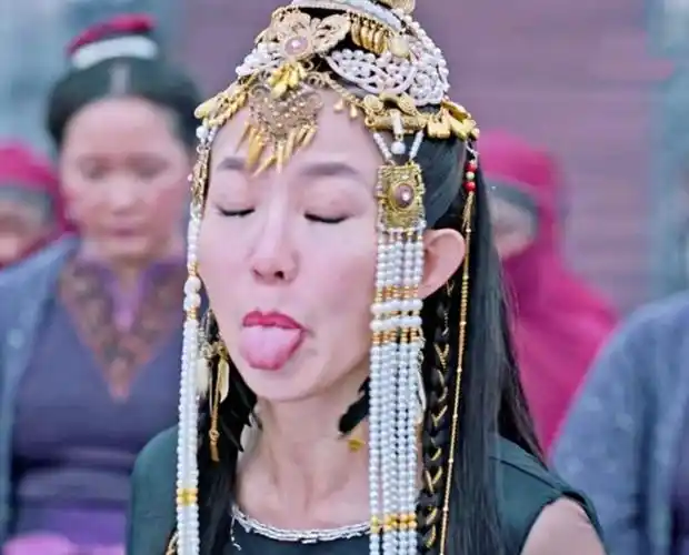 4,白鹿-龙傲 白鹿在《九流霸主》里这个吐舌头和翻白眼的动作有点像