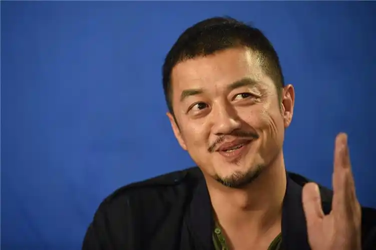 李亚鹏大赞窦靖童 窦靖童疑出柜继父李亚鹏发微博支持