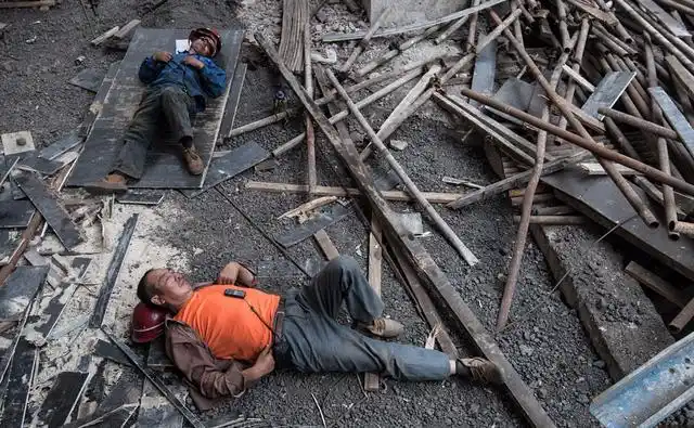 农民工究竟是啥样的群体?亲历工地生活,才知道他们为啥难逃宿命