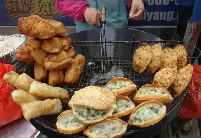 年轻夫妻在街边卖这种油炸小吃,8块钱4个,好吃到不想走