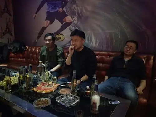 00大家杀去ktv,开启嚎叫模式,曹东唱 干杯朋友!