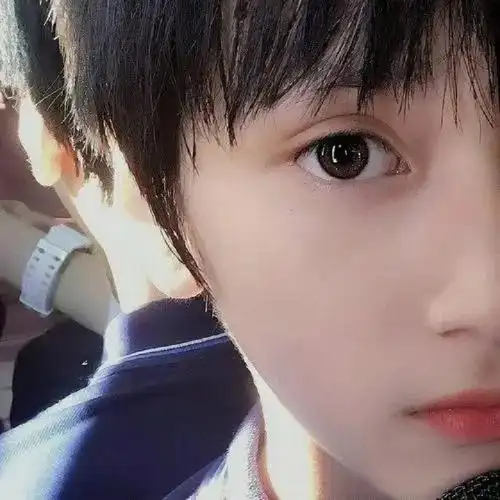 献上小熊严浩翔童年照六张