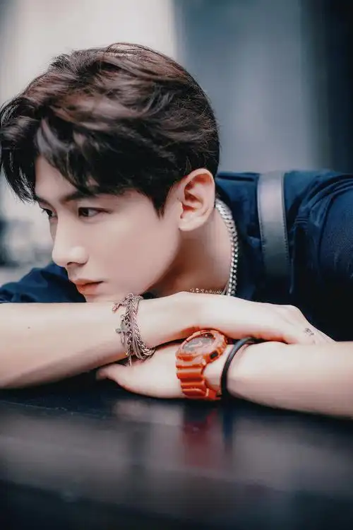 白敬亭冷脸帅哥