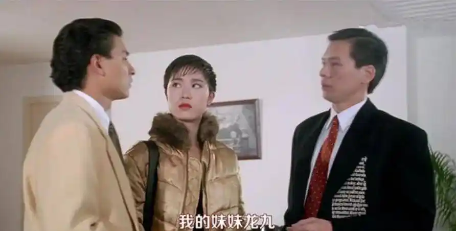 虽然之后她为了刘德华,放弃竞选环球小姐,直接拍了电影《赌侠》进入