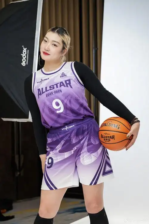 风格多变!李梦晒自己参加wcba全明星赛照片_腾讯新闻