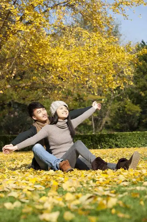 笑,竖图,室外,白天,留白,正面,毛衣,爱情,旅游,度假,快乐,自由,幸福