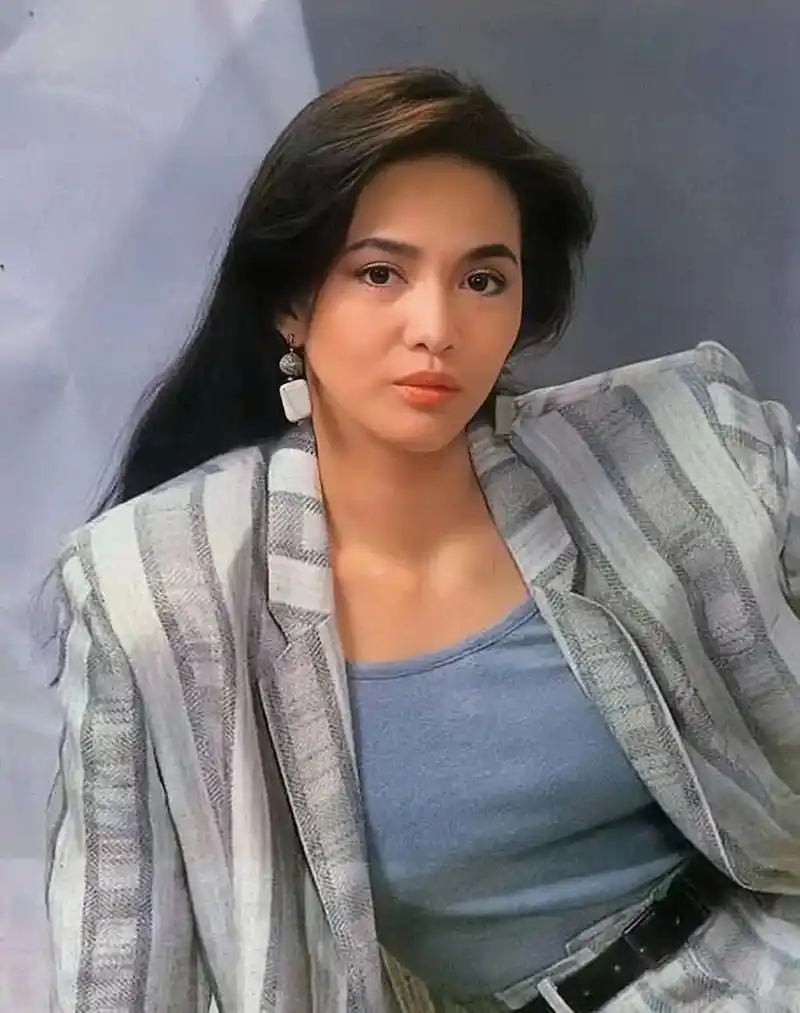 她年轻时靓丽洋气,是香港演艺界的大姐大! 郑裕玲,1957年出生.