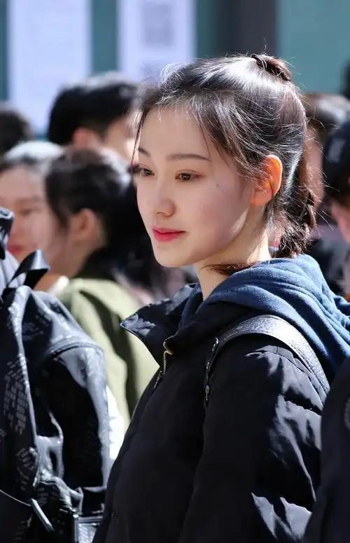 北电艺考现场这位女生笑起来很甜忍不住多看了几眼