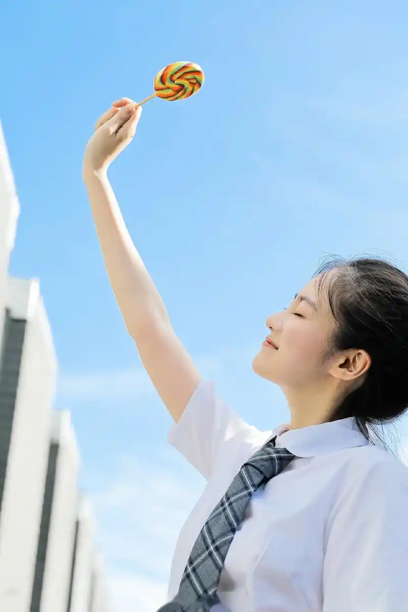 『我的学生时代』  蔚蓝天空,微醺夏风,起皱的白衬衫,咕咚冒泡的汽水