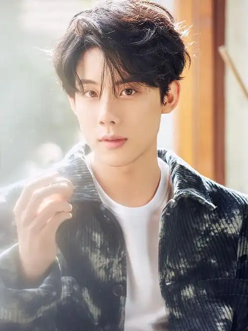 周奇圣诞特辑写真俏皮氛围浓厚少年静谧安好眉目温柔