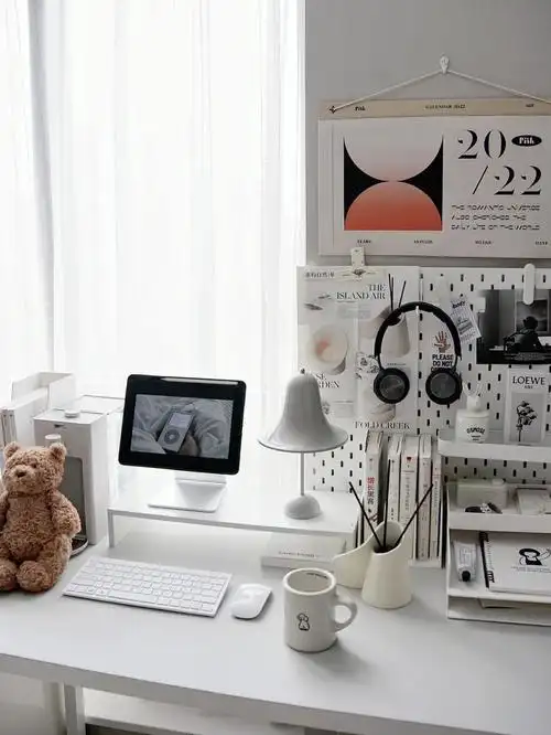 书桌布置打工人的ins风靠窗书桌