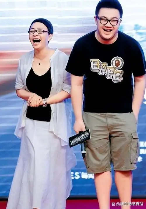 宋丹丹与三婚老公同框!68岁富豪老公高大帅气,真是嫁对人了