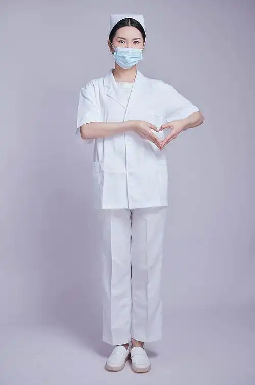 白衣天使护士比心医务人员人物摄影图片