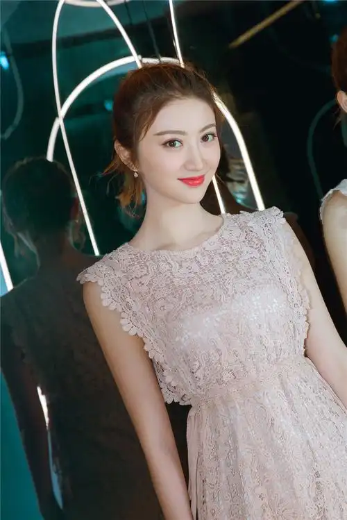 景甜优雅现身活动 肤白唇红实力诠释"斩男杀"