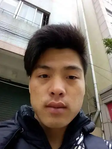 现在脸部皮肤暗黄色的,不时长痘痘,有白头有黑头,自己不懂得如何保养