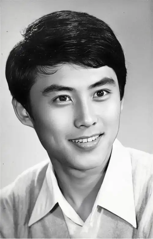 浓眉大眼,有棱有角的国字脸让他在当时成为无数女生心中的白马王子.