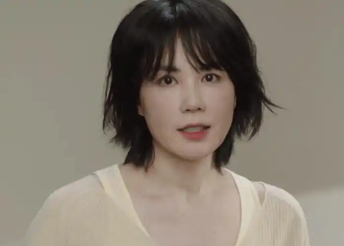 王菲近照露锁骨秀性感52岁天后气场不足清瘦像女版杰克逊