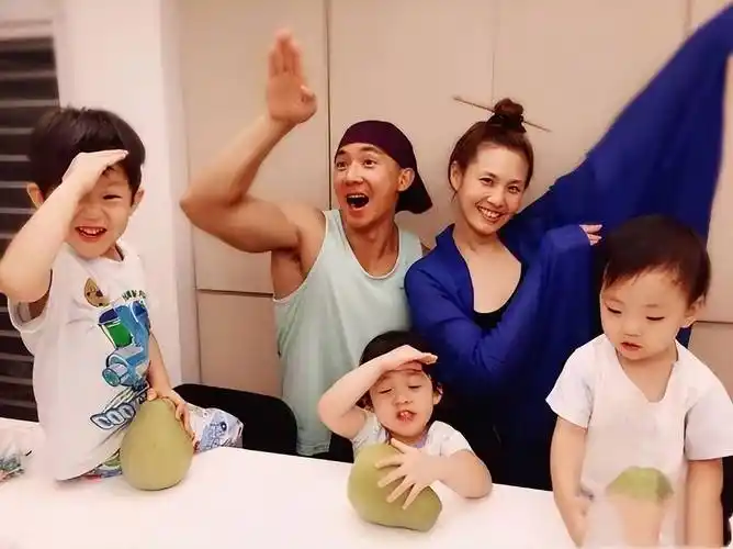 50岁刘畊宏全家福曝光,两女儿继承vivi美貌,大儿子好像爸爸_健身_穿着