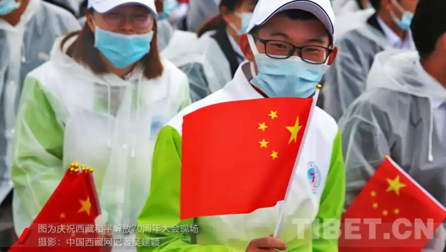 鲜红的党旗是她鲜红的国旗是她鲜红的国徽是她鲜红的少先队火