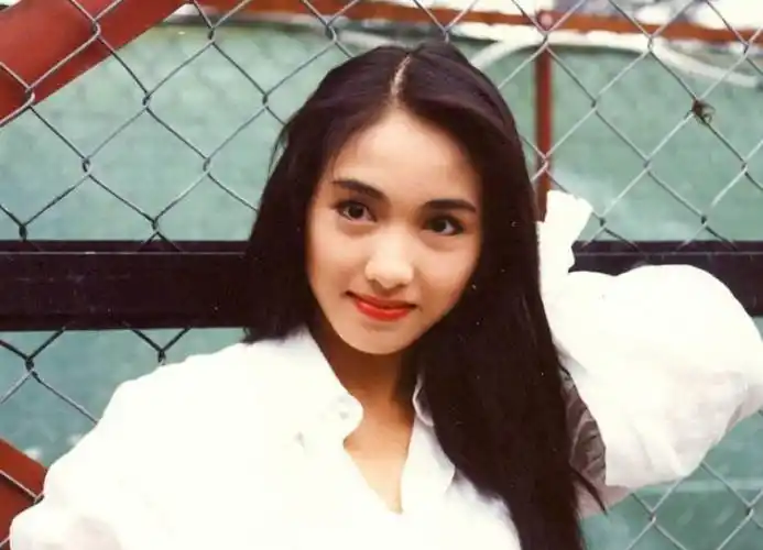 回顾《古惑仔》8位"大嫂"现状,有人路边摆摊,有人身家亿万